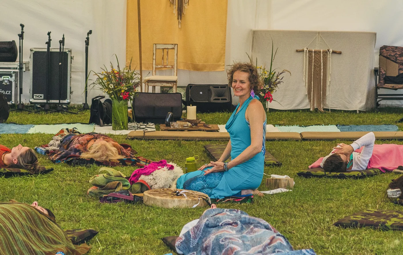 Ester provází skupinovou InnerDance — účastníci leží zabalení v dekách na podložkách